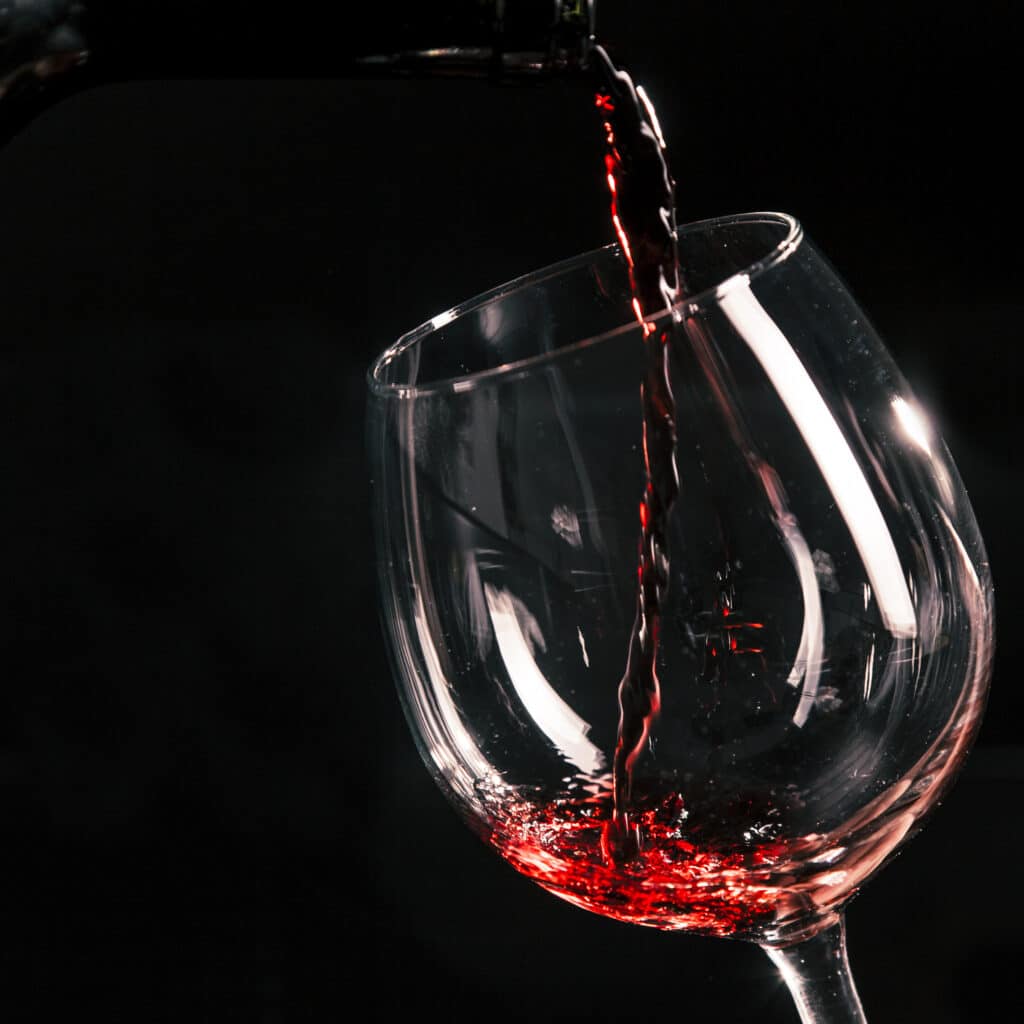 servir du vin rouge dans un verre
